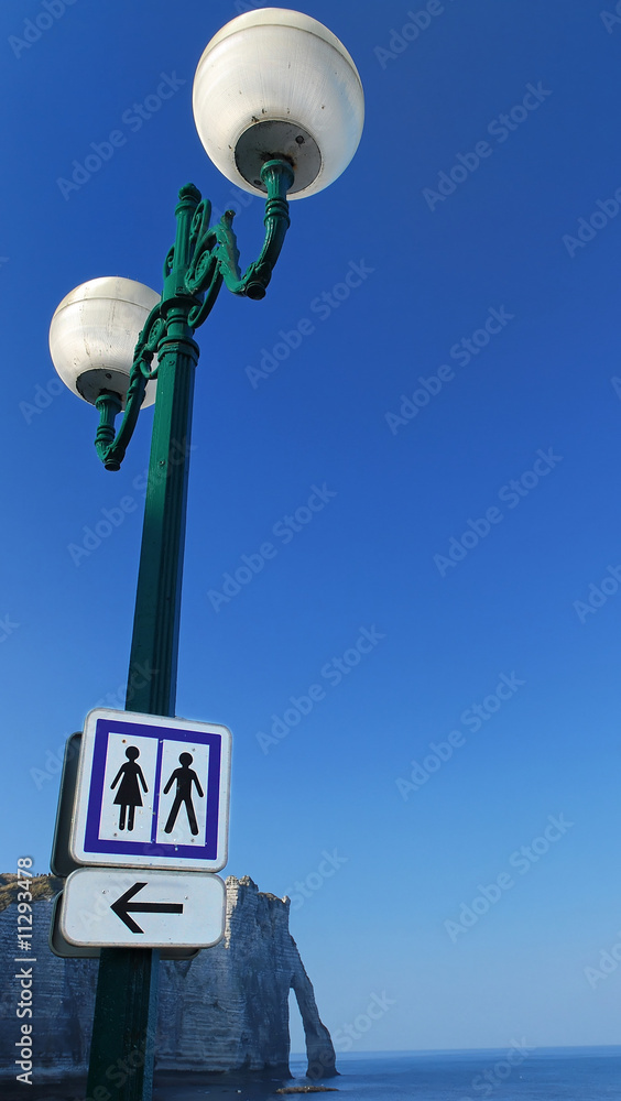 Fototapeta premium panneau sur le reverbere