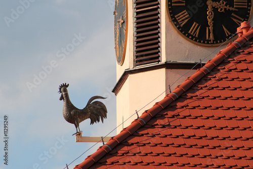 Morgenstunde: Hahn an Kirchenuhr photo