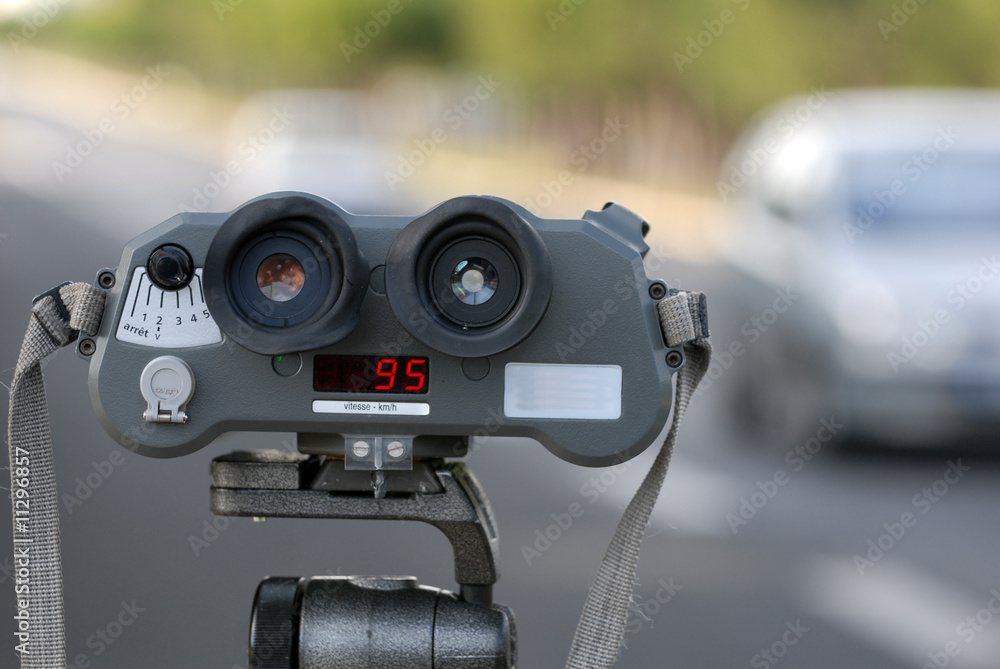 controle radars 95 infraction jumelle eurolaser Photos Adobe Stock