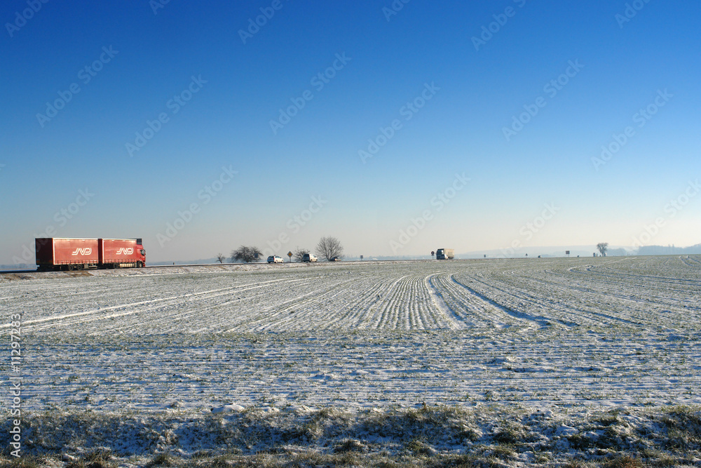 Fototapeta premium camions sur route verglacée en ile de france