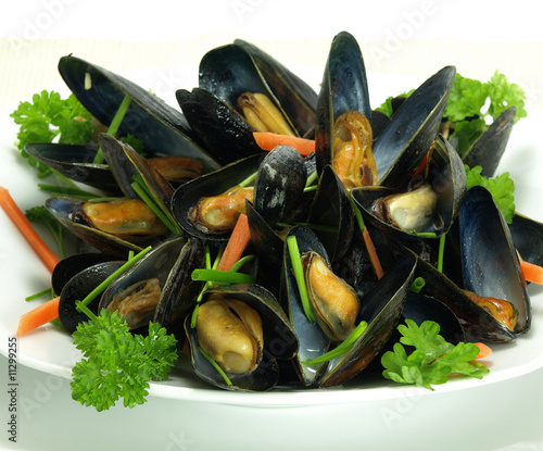 Steamed and garnished mussels