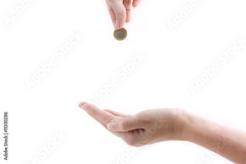 Foto The woman gives money to other woman