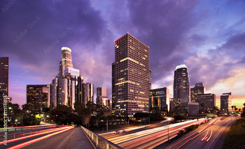 Fototapeta premium Los Angeles w godzinach szczytu o zachodzie słońca
