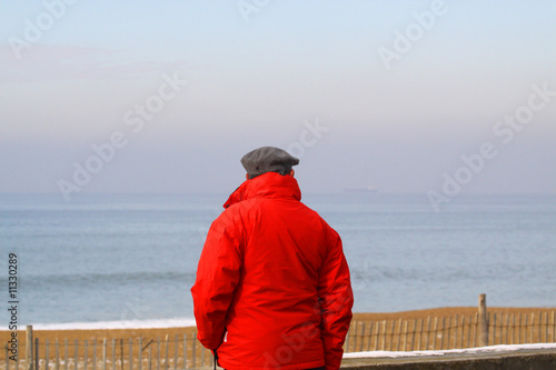 vieux monsieur qui regarde la mer © bacalao