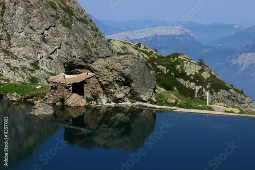 Lac Crozet : une cabane au bord du lac