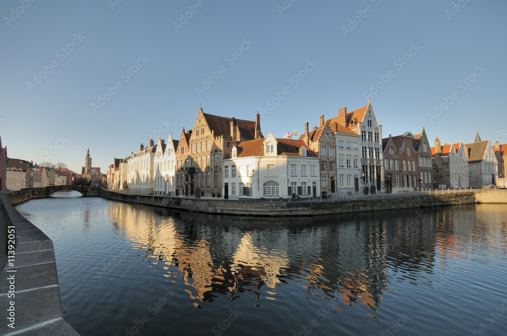 Naklejka premium Domy nad kanałem Brugge