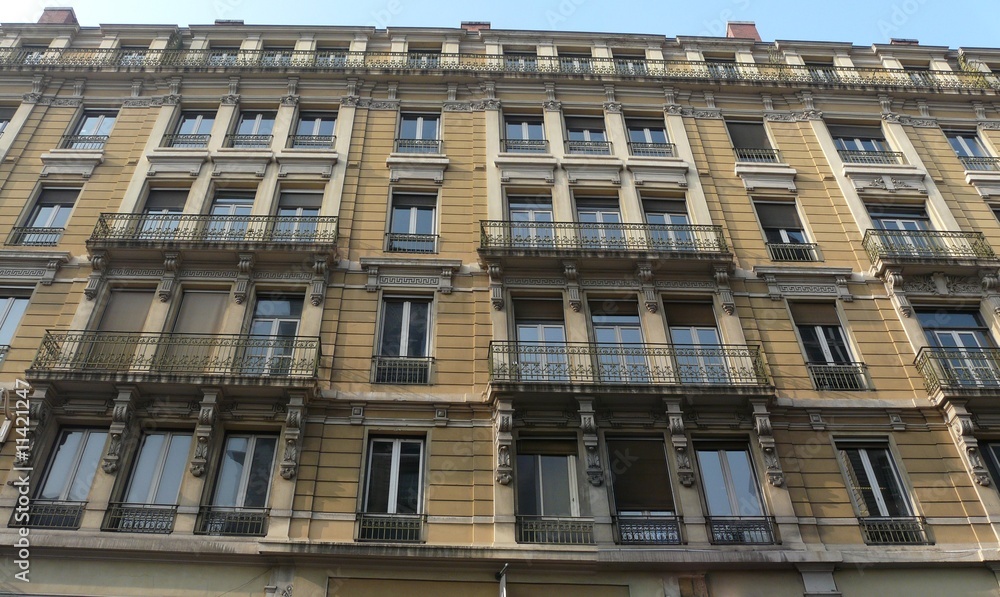Obraz premium façade d'immeuble urbain