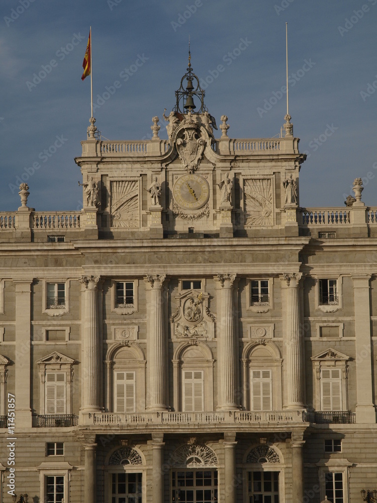 Palacio real de Madrid en invierno al atardecer