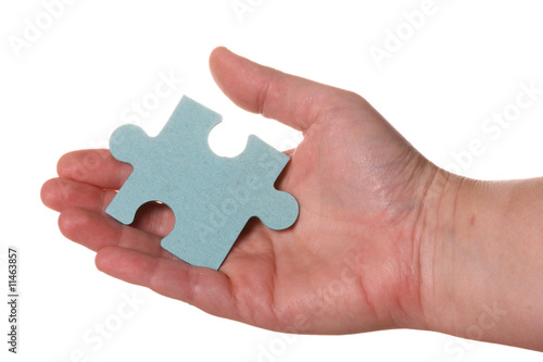 mano con puzzle