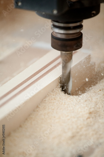 Cutting wood on CNC milling © Tomasz Niewęgłowski
