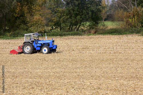 Traktor bei der Feldarbeit