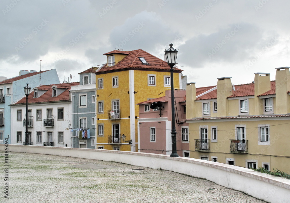 Maisons autour d'une place, Lisbonne, Portugal.