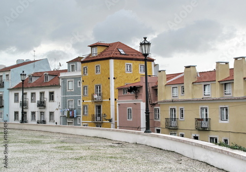 Maisons autour d'une place, Lisbonne, Portugal. © Bruno Bleu