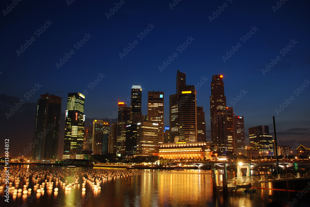 Obraz premium Miasto Singapur wieczorem