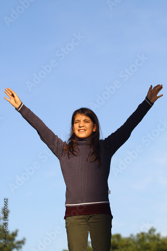 jeune fille avec les bras levés photo