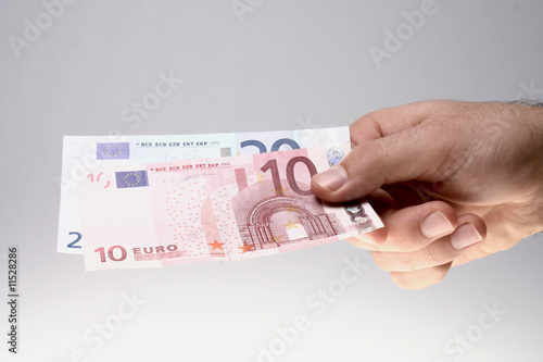 Homem pagando a conta com duas notas de euro