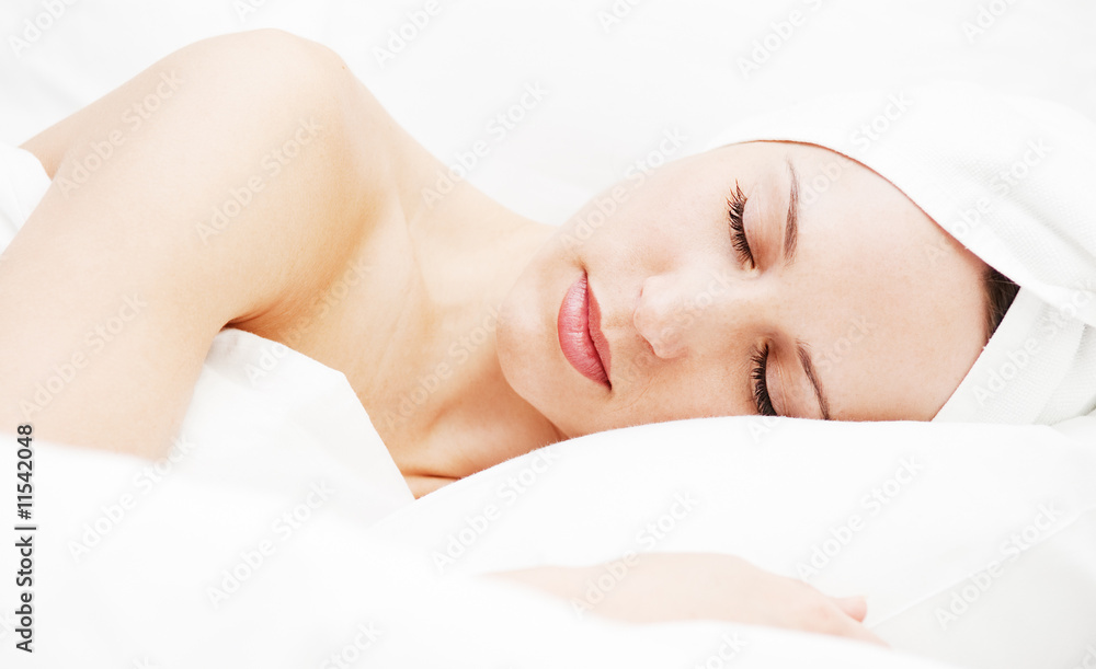 Obraz premium young woman sleeping in her bed
