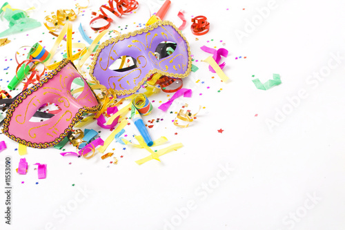 Foto carnival masks and colorful confetti on white
