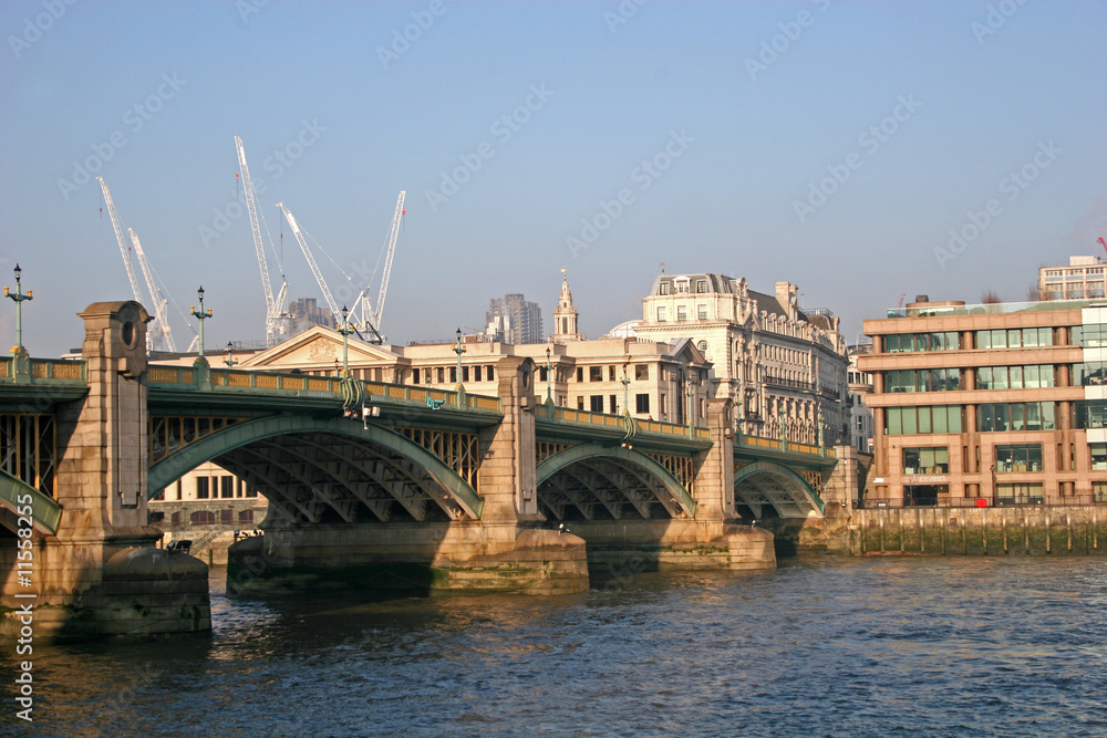 Naklejka premium Southwark bridge over River Thames