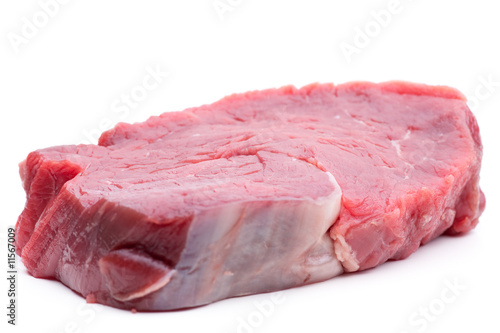 Einzelnes rohes Steak auf weiß