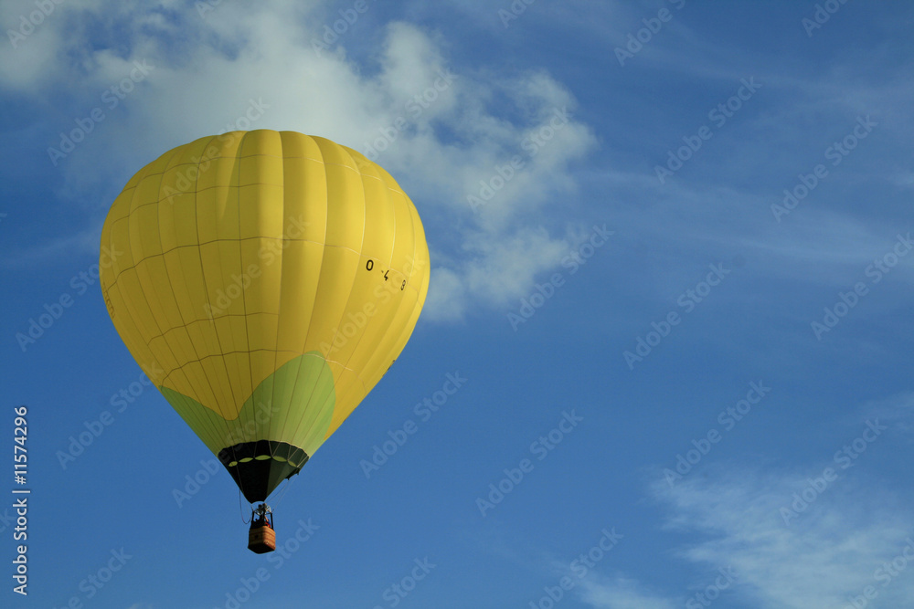 Naklejka premium Heissluftballon Gelb Ballonfahrt