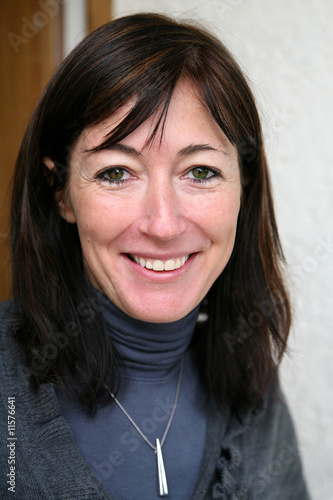 Portrait jeune femme souriante et naturelle (automne - hiver) #2