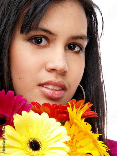 wunderschoene jugendliche mit frischen bunten blumen photo