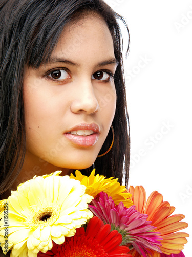 wunderschoene jugendliche mit frischen bunten blumen photo