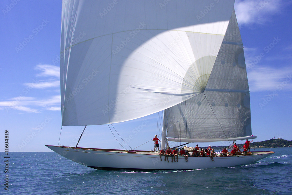 Fototapeta premium Yacht mit windgeblähten Segeln