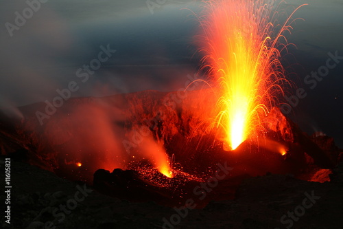 Vulkanausbruch, Blick vom Pizzo in den Stromboli Krater