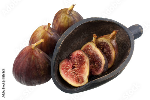 fresh Turkish figs with a wooden scoop