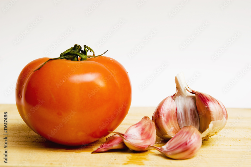 tomate de ensalada y cabeza de ajos tomate de ensalada y cabeza de ajos