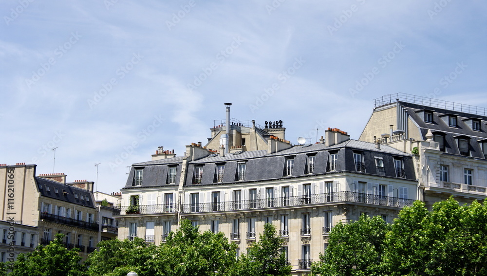 Derniers étages d'immeubles, Paris.