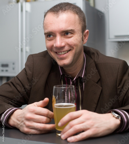 Homme buvant une bière en fin de semaine #2