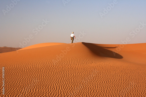 Einsamer Tourist im Erg Ubari - Libyen