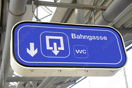 Wegweiser WC Aufzug |  signpost restroom and elevator