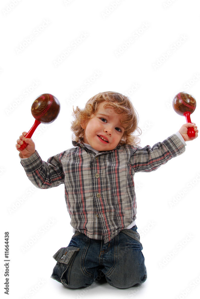 Petit enfant qui joue des maracas Stock Photo