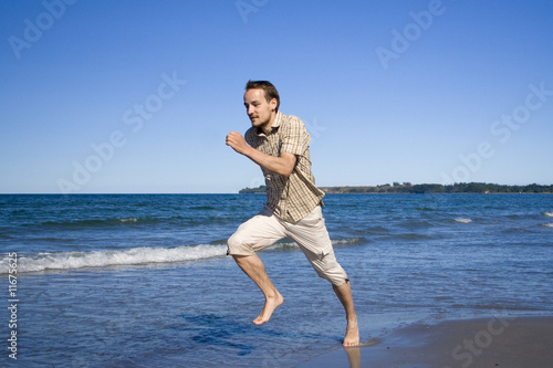 Mann rennt am Strand entlang