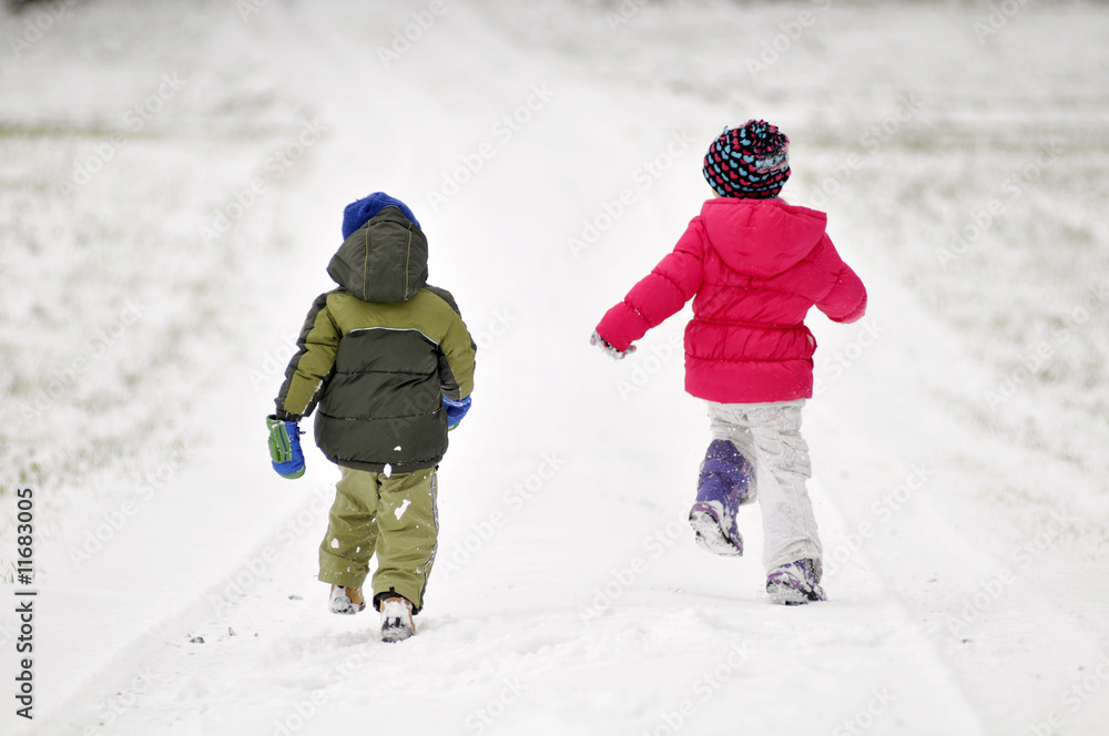 Naklejka premium Kids playing in snow