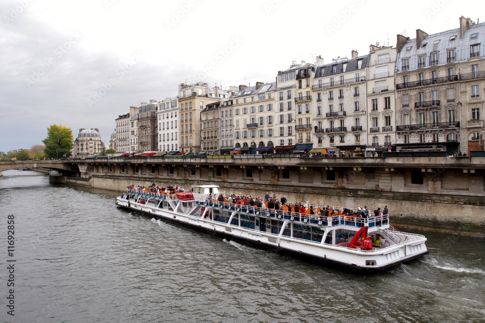 Naklejka premium rowing by seine