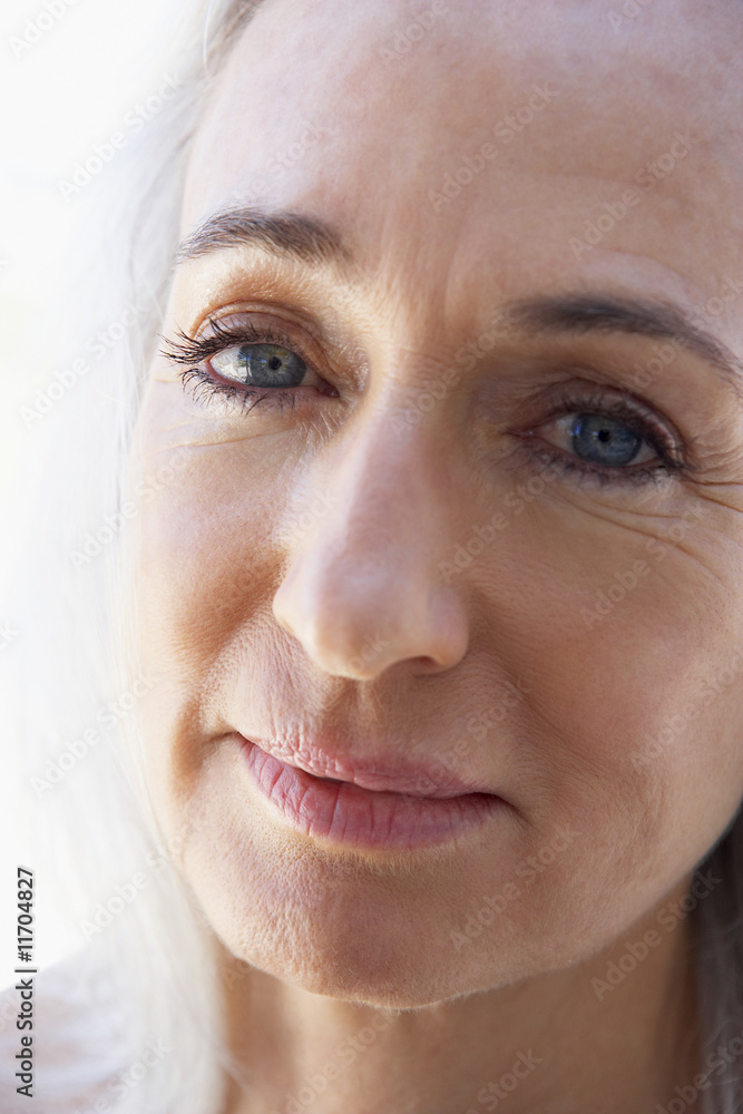Obraz premium Portrait Of Senior Woman Looking At The Camera
