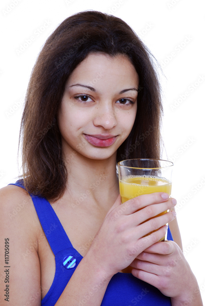 Junge Frau mit Orangensaft