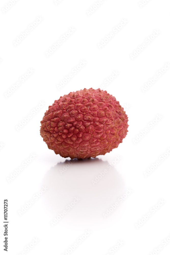 Einzelne Lychee isoliert auf weißem Hintergrund Einzelne Lychee isoliert auf weißem Hintergrund