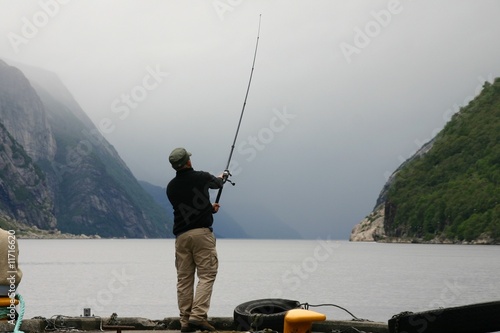 Angler am Lyse Fjord bei Lyse Botn - Norwegen photo