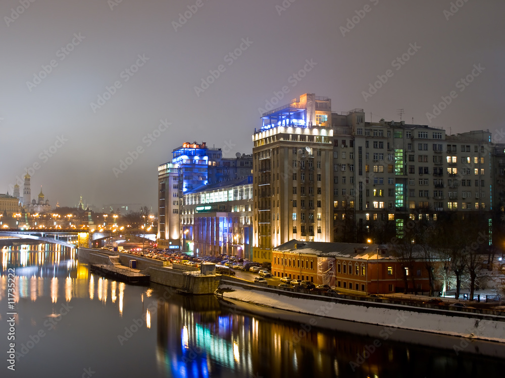 Obraz premium Big highlighted house on the Moscow river