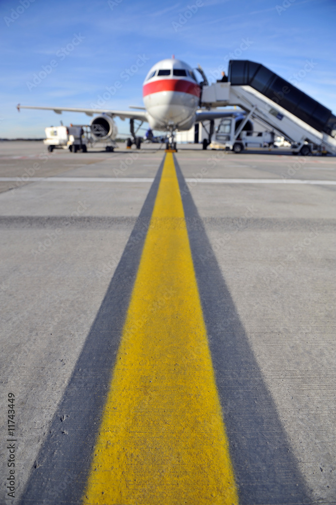 Obraz premium Samolot na pasie startowym