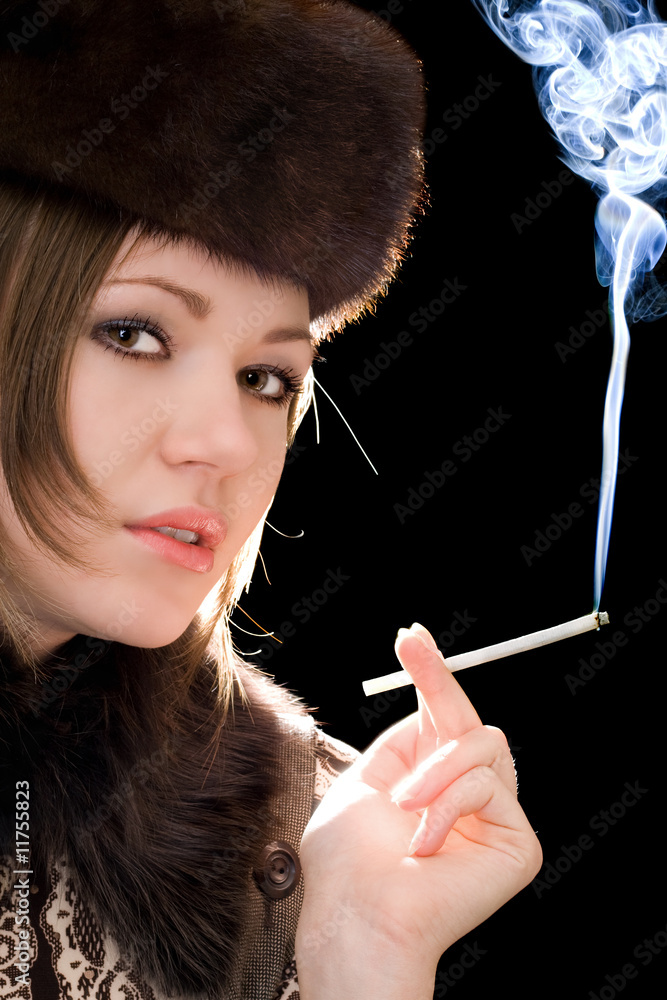Obraz premium Portrait of the young woman with a cigarette