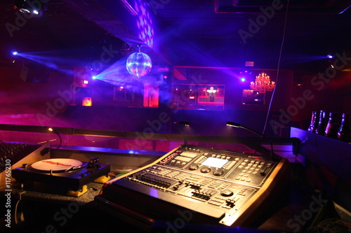 mischpult / mixer / dj in der discothek disco