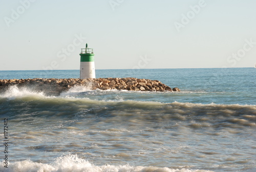 phare jetee et ecume photo