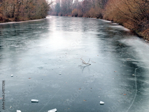 Zugefrorener Fluss mit Biege photo